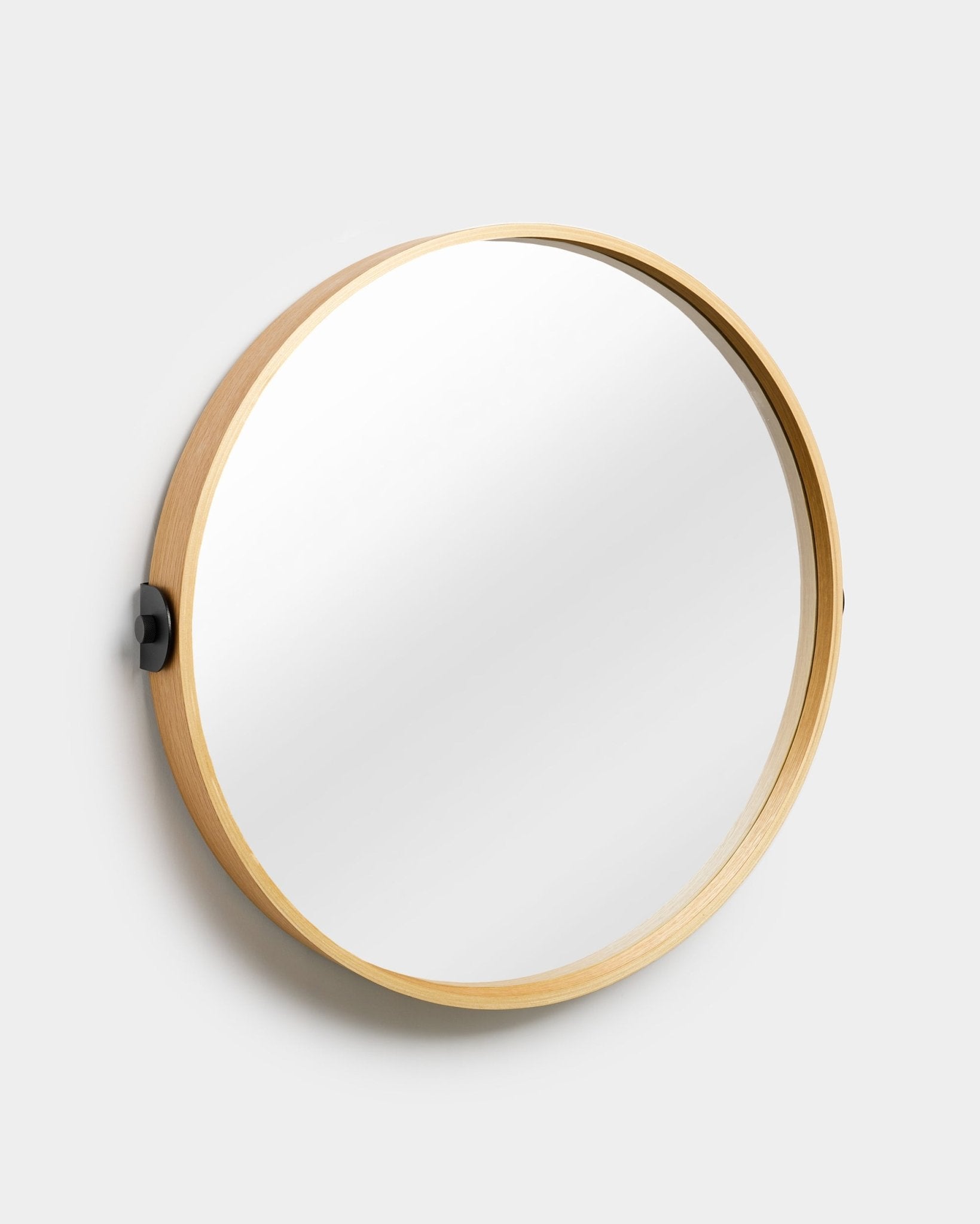 Linn | Mirror / Natural Oak von WoodUpp, ein akustisches Accessoire mit Rahmen aus Eichen-Sperrholz, vor schlicht weißem Hintergrund in leicht schräger Perspektive.